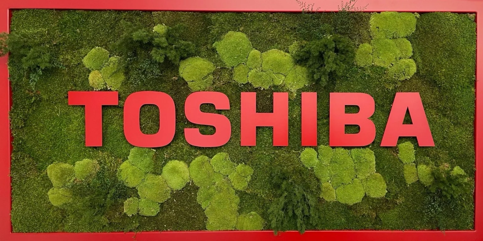Toshiba logo na zeleni steni – vodilni proizvajalec klim in toplotnih črpalk